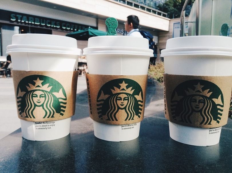 Nejzdravější nápoje Starbucks podle obsahu tuků, sacharidů a bílkovin