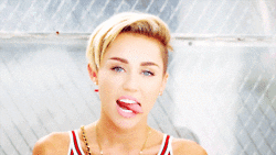 Miley Cyrus zwinkert Miley Zunge Cyrus