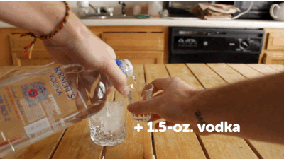 1,5 oz. vodka v skodelici