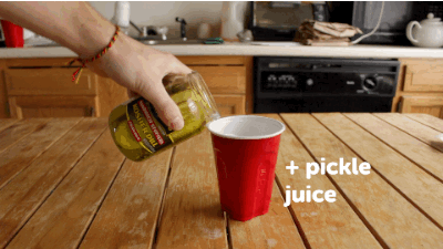 Додајте сок од киселих краставаца