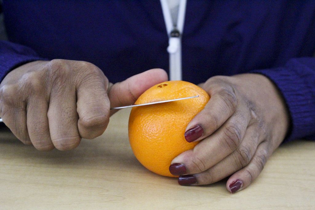 Cómo pelar una naranja en una sola pieza