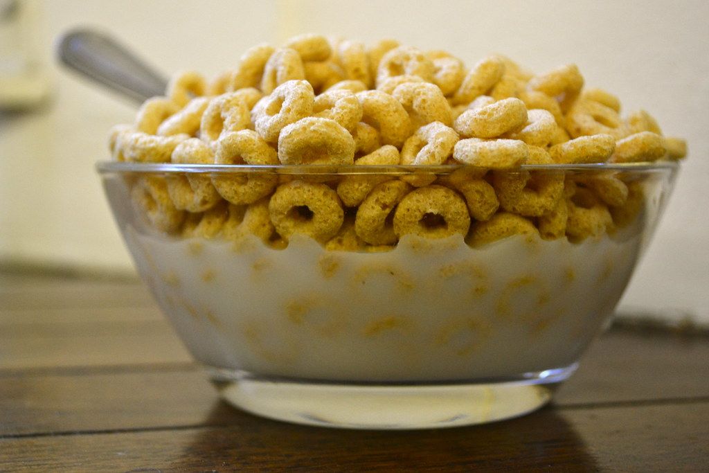 cereal y leche tibia
