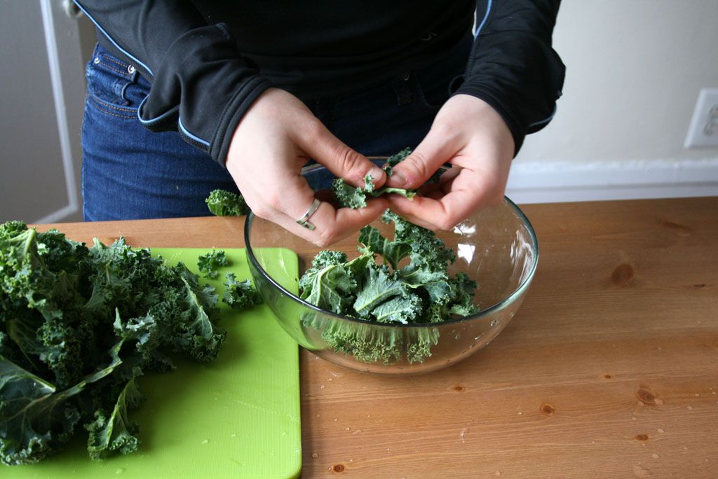 Cum să faceți chipsuri crude de kale