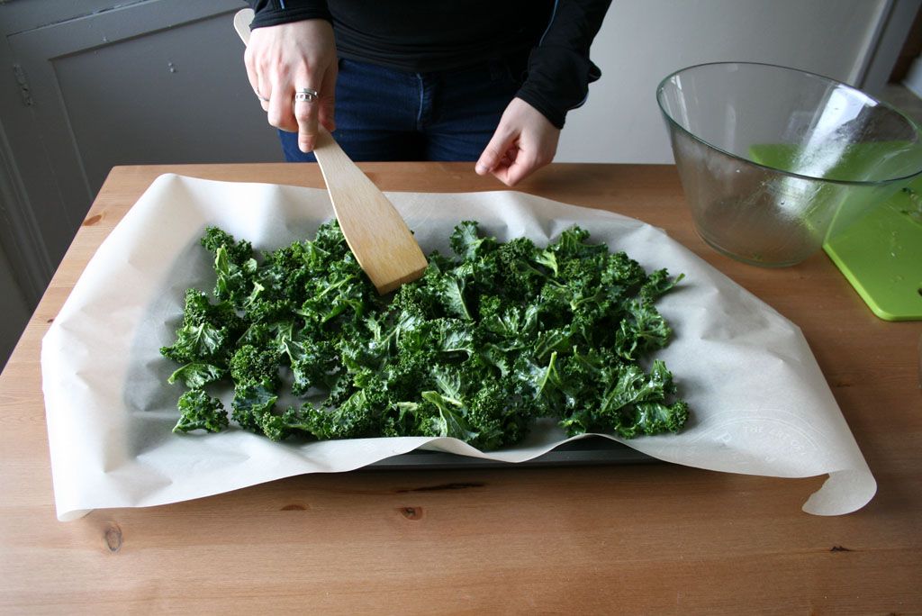 Sådan laver du sprøde bagt kale chips