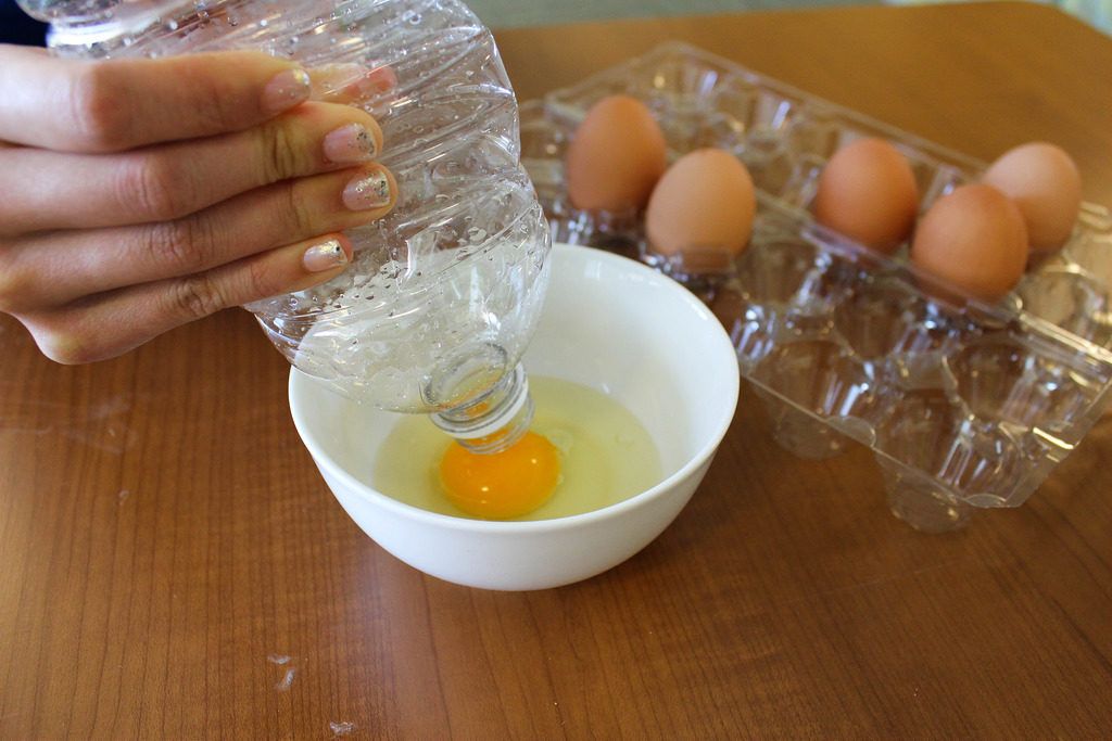 כיצד להקציף את חלבוני הביצה בצורה מושלמת בכל פעם