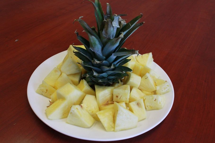 Ir pienācis laiks uzzināt, kā pareizi sagriezt ananāsu