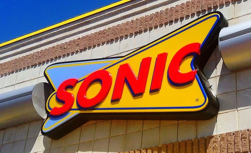 Voit saada 1 dollarin hot dogeja Sonic Drive-In tänään