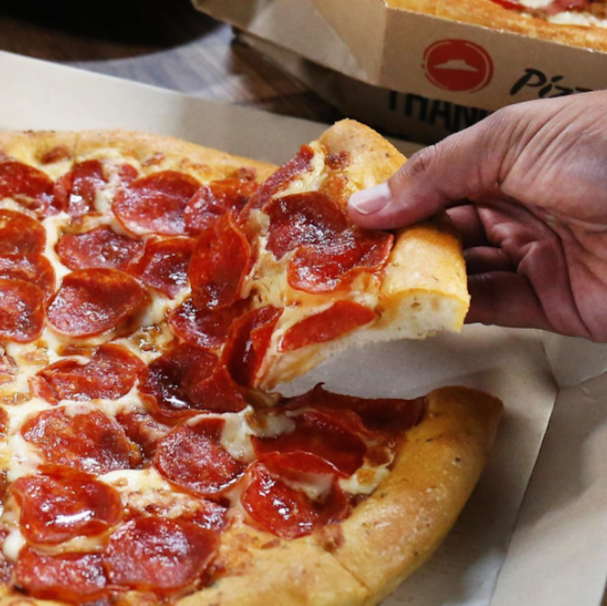 Pizza Hut ofereix un 50% de descompte sobre les pizzes durant un temps limitat, en una sola condició