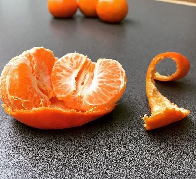 Ljudje jedo pomaranče pod prho in tukaj je razlog