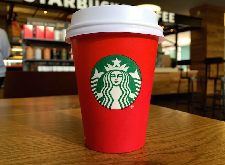 Как развивались красные чашки Starbucks за последние годы