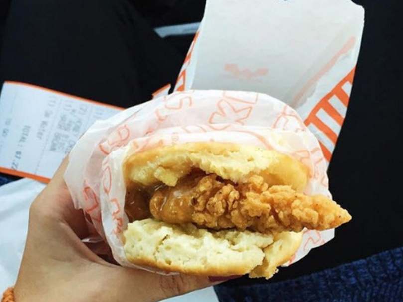 Sebuah Penghormatan untuk Biskuit Ayam Mentega Madu Dari Whataburger