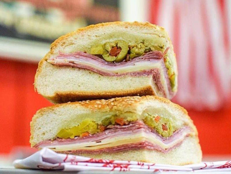 Τι είναι το Muffaletta; Τι πρέπει να γνωρίζετε για το εικονικό σάντουιτς της Νέας Ορλεάνης