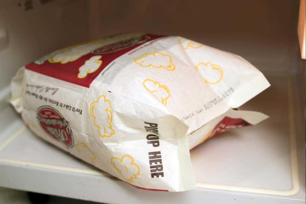 Proč byste měli přestat jíst mikrovlnnou popcorn