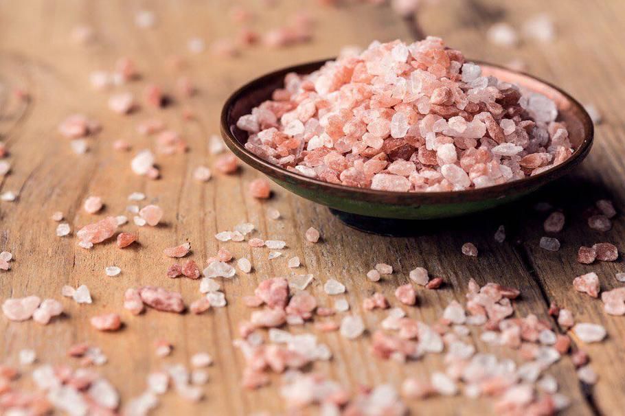 ¿Qué es la sal rosa y tiene beneficios para la salud?