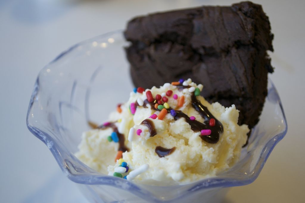 Mănâncă asta, nu asta: Fudge Brownie Sundae