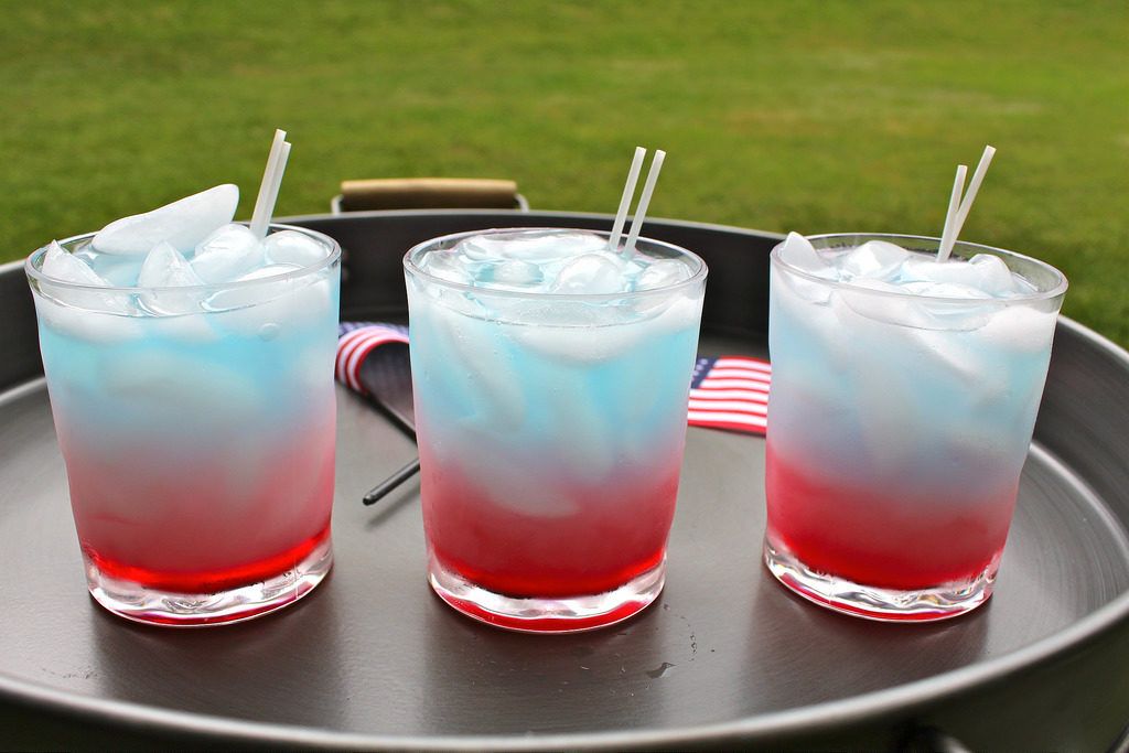14 เครื่องดื่มสีแดงขาวและน้ำเงินที่จะทำให้คุณเมาในอเมริกา
