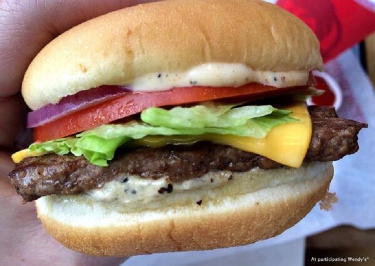 Classificamos seus hambúrgueres de fast food favoritos de acordo com a contagem de calorias