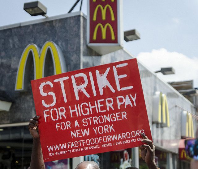 Zaposlene v hitri prehrani varajo zaradi minimalne plače in o tem nihče ne govori
