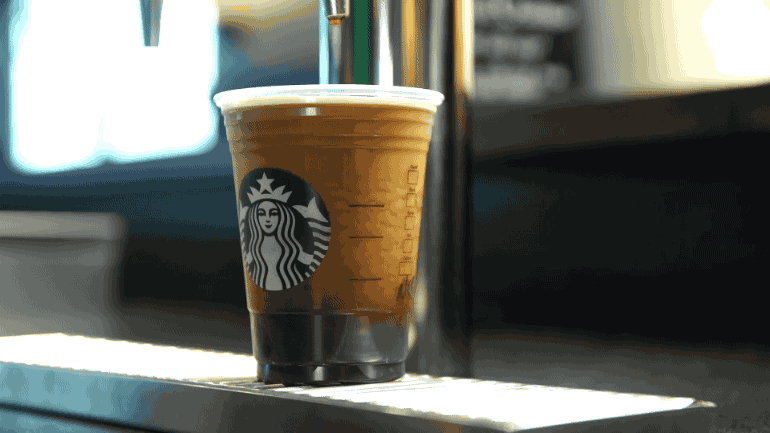 Společnost Starbucks představuje nabídku studené kávy vhodné pro léto a zahrnuje Nitro Cold Brew