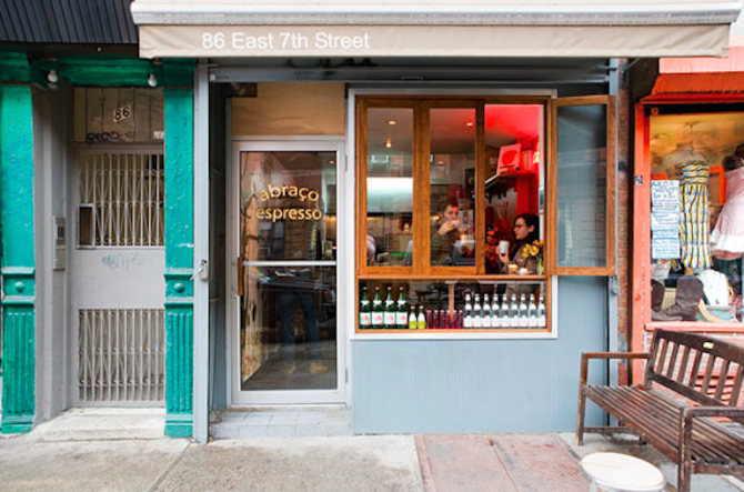 12 NYC कॉफ़ी की दुकानें जो स्टारबक्स से बेहतर हैं