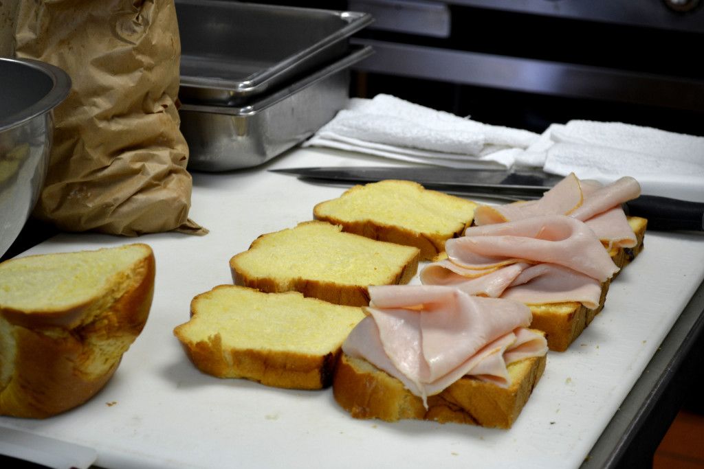 Hvordan lage en French Toast Monte Cristo Sandwich