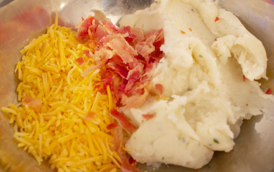 بچائے ہوئے چھلکے ہوئے آلو کا استعمال کرتے ہوئے بیکن اور پنیر پینیکیک بنائیں