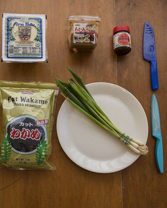 Wie man eine schnelle und gesunde Miso-Suppe macht