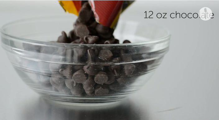 Šokoladiniai artimi šaukštai karštai kakavai, kurie yra linksmesni už miltelius